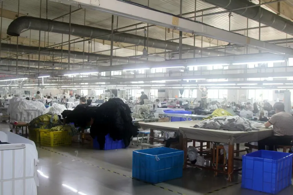 KEEP MOVING China garment production floor